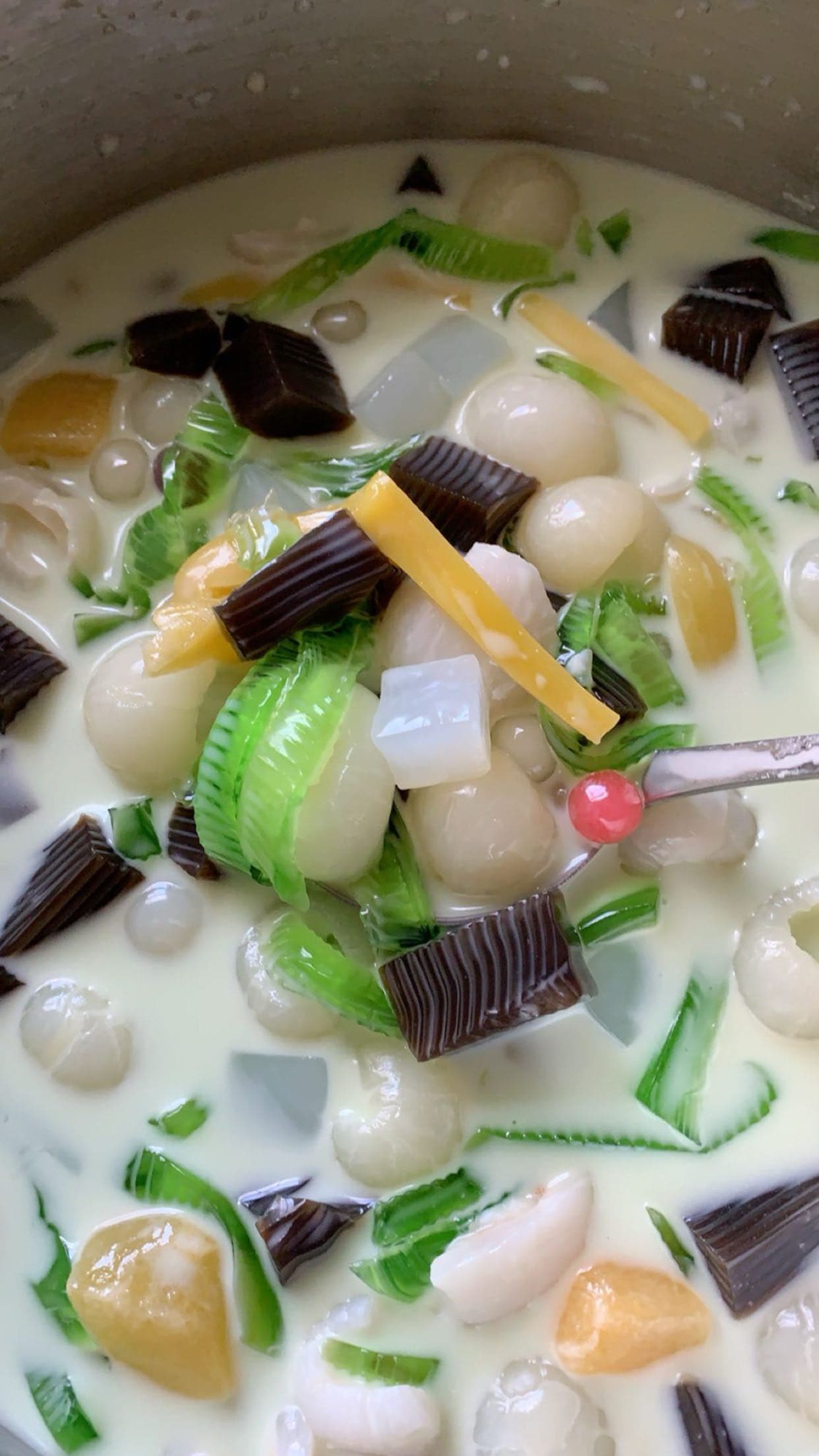 Vietnamese chè dessert with coconut milk and grass jelly